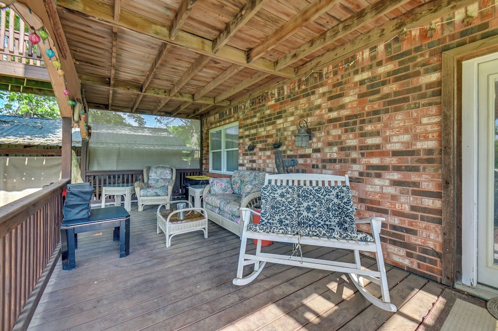 1 Mi to Boat Ramp: Lake Texoma Getaway w/ Deck