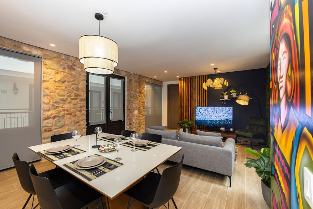 The Urbanart Condo by Acomodo