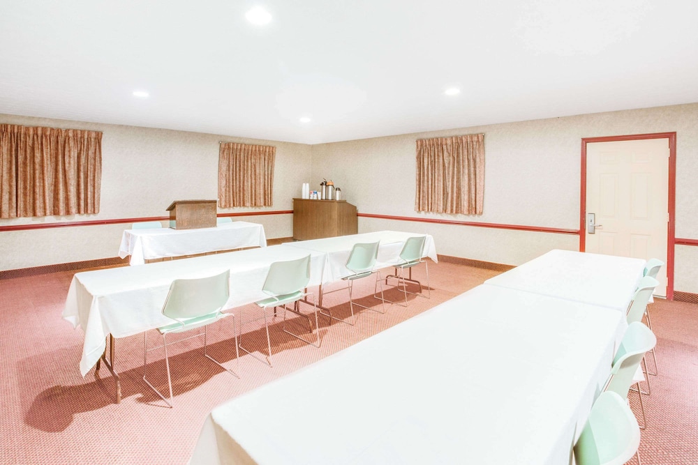 Orlando Vacations - Travelodge by Wyndham Parkersburg - Property Image 5