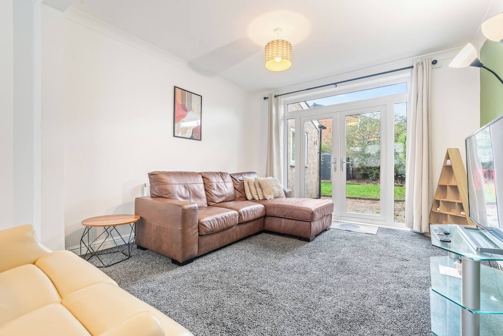 Beautiful 5 Bedroom Home in Coventry 14min to NEC
