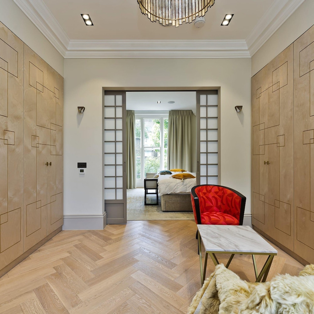 Astounding 7bed Notting Hill Family Home w Private Garden Games Room Parking