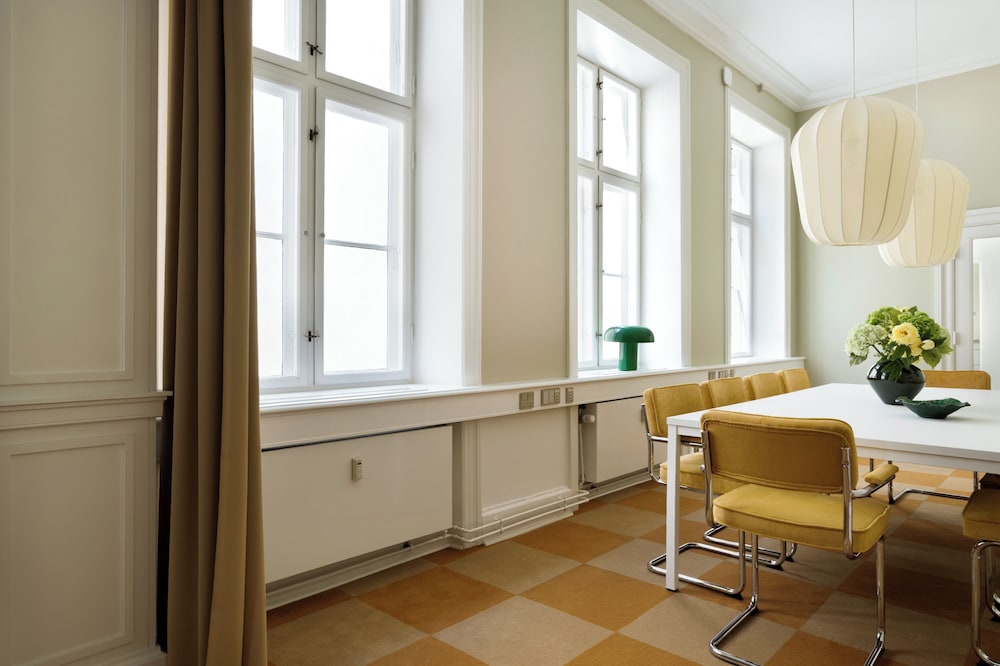 Royal Neighbors - 4 bedrooms - 2 bathrooms