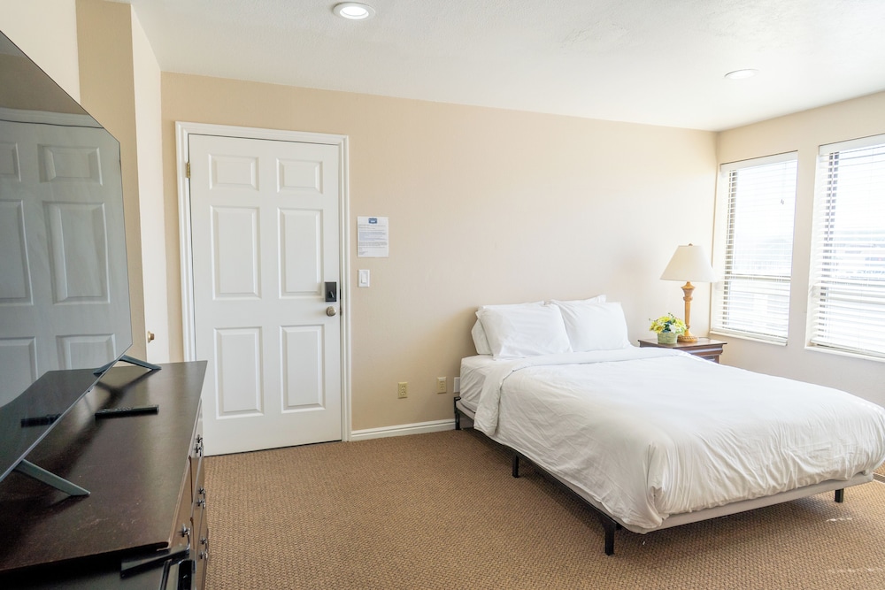 Road Creek Inn