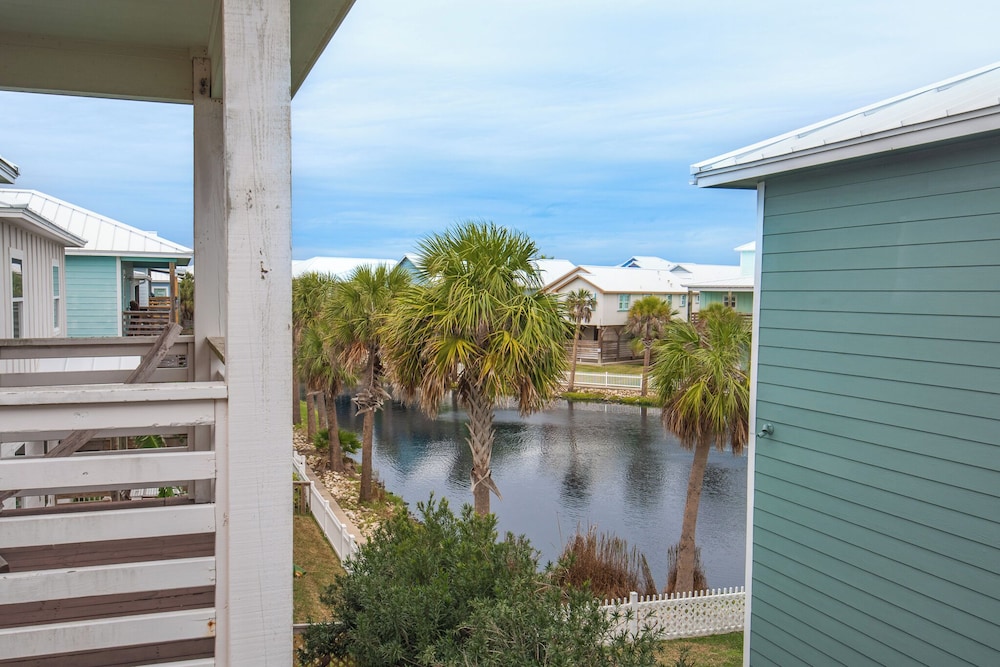 Sunrise Paradise - Pet Friendly! Community Pool!