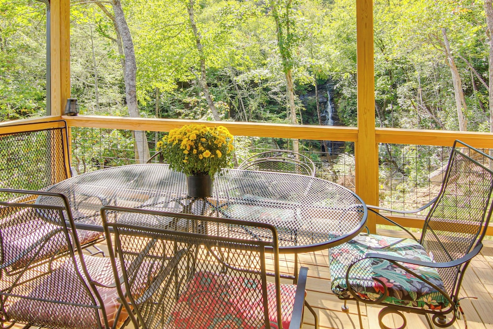 Amazing Waterfall! New Scenic Black Mtn Log Cabin