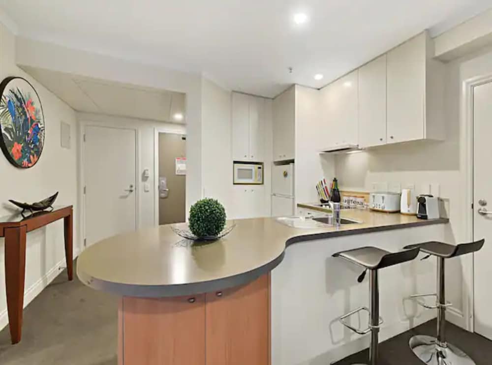 Spacious Retreat On Queen Street With Gym And Pool view 5