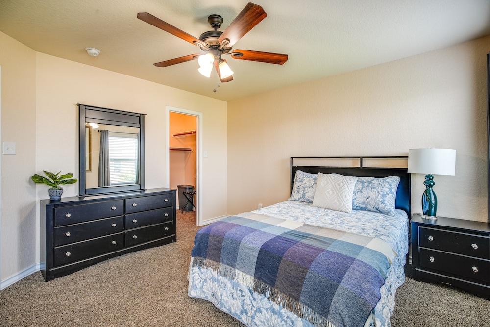 San Antonio Townhome ~ 2 Mi to Aquarium! view 4