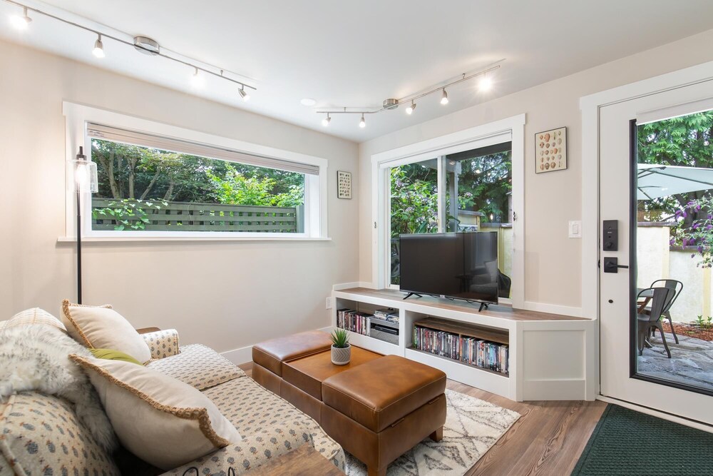 Madison Park - Romantic Private Garden - Dinner w Grill 1BR 1BA view 4