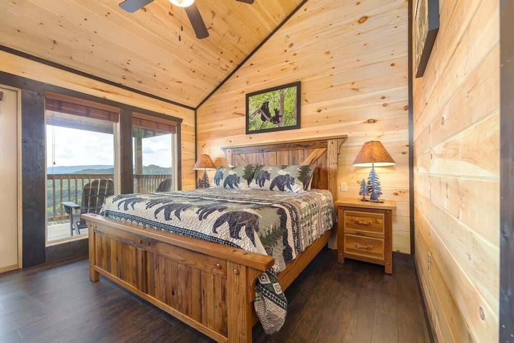 Above The Rest - 4 Bedrooms, 4.5 Baths, Sleeps 12 4 Home by RedAwning view 3