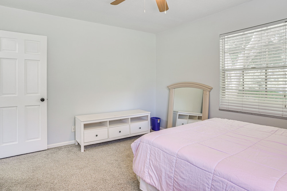 Group Getaway w/ Deck & Yard in Lakeland!