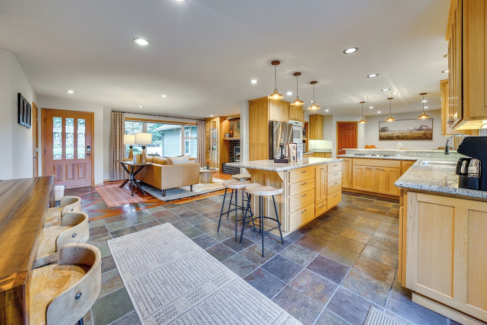 Fire Pit, Chic Deck! Family-friendly Puyallup Home