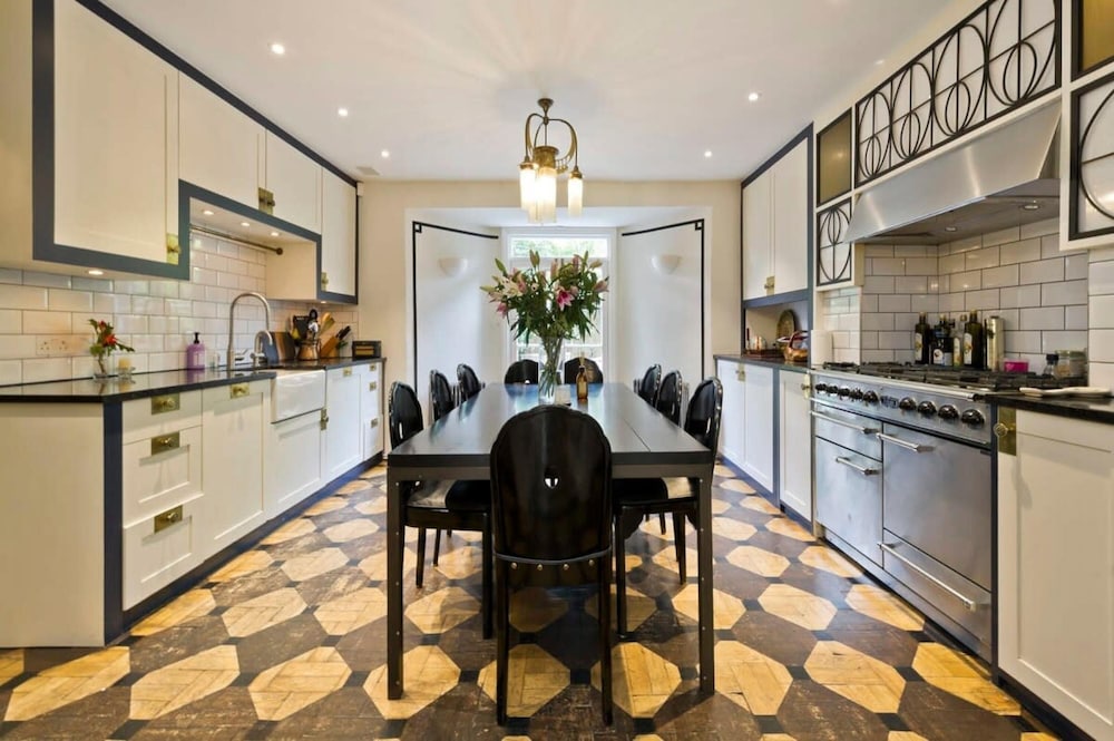 Stylish 5 Bed House in St John s Wood Maida Vale
