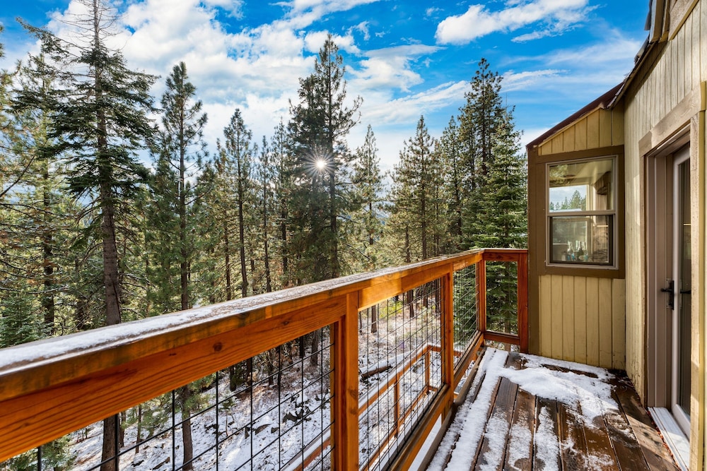 Sierra at Donner Lofted Cabin Minutes to Lake A-frame-inspired Design Deck