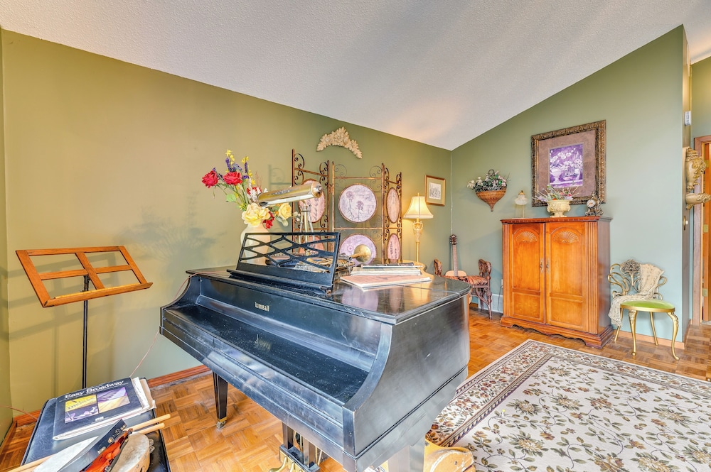 Walk to Saylorville Lake: Spacious Home w/ Deck!