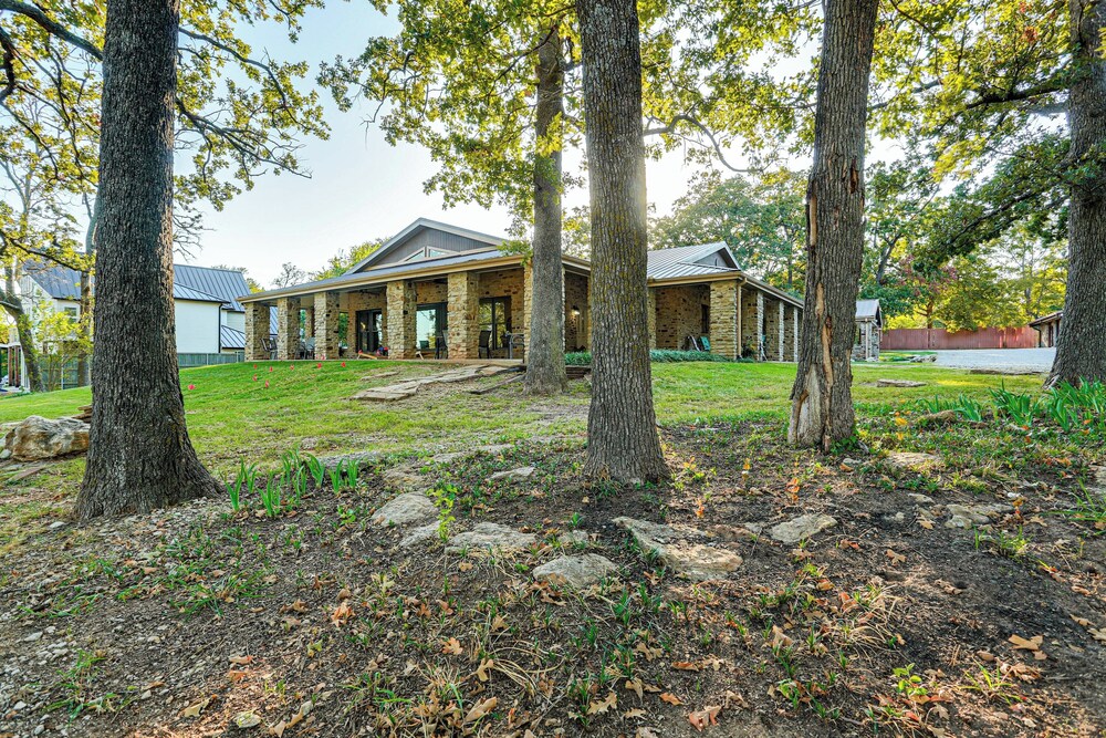 Family Friendly! Lakefront Escape in Pottsboro