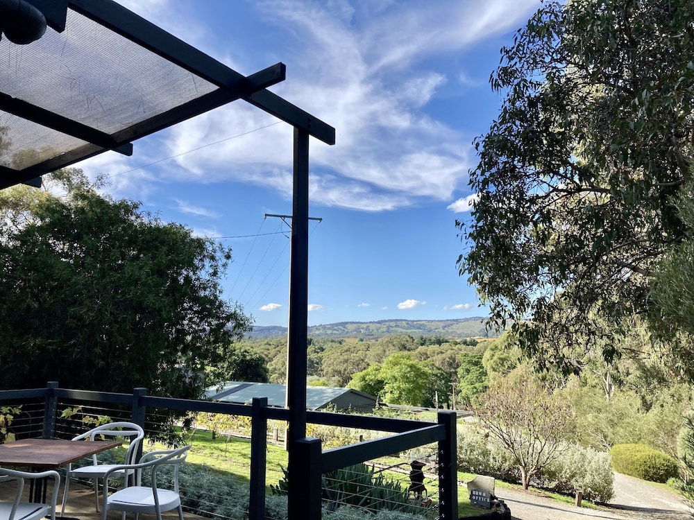 Karawatha Cottages B&B