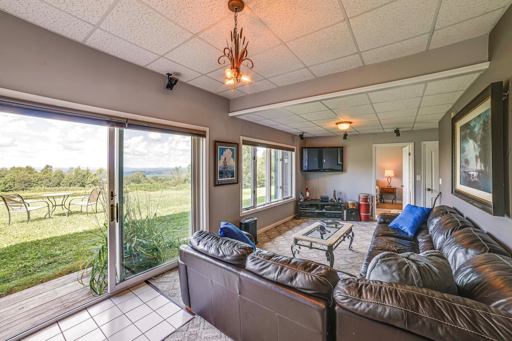 Serene Home w/ Deck, Pond & Mtn Views in Jefferson