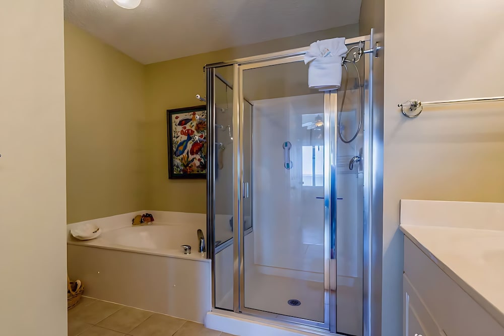 Spacious 3-bedroom Beachfront Condo Pool, Large Balcony