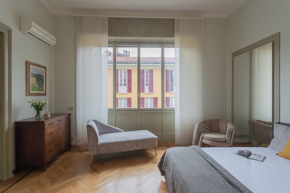 Garibaldi's Balcony by Rent all Como