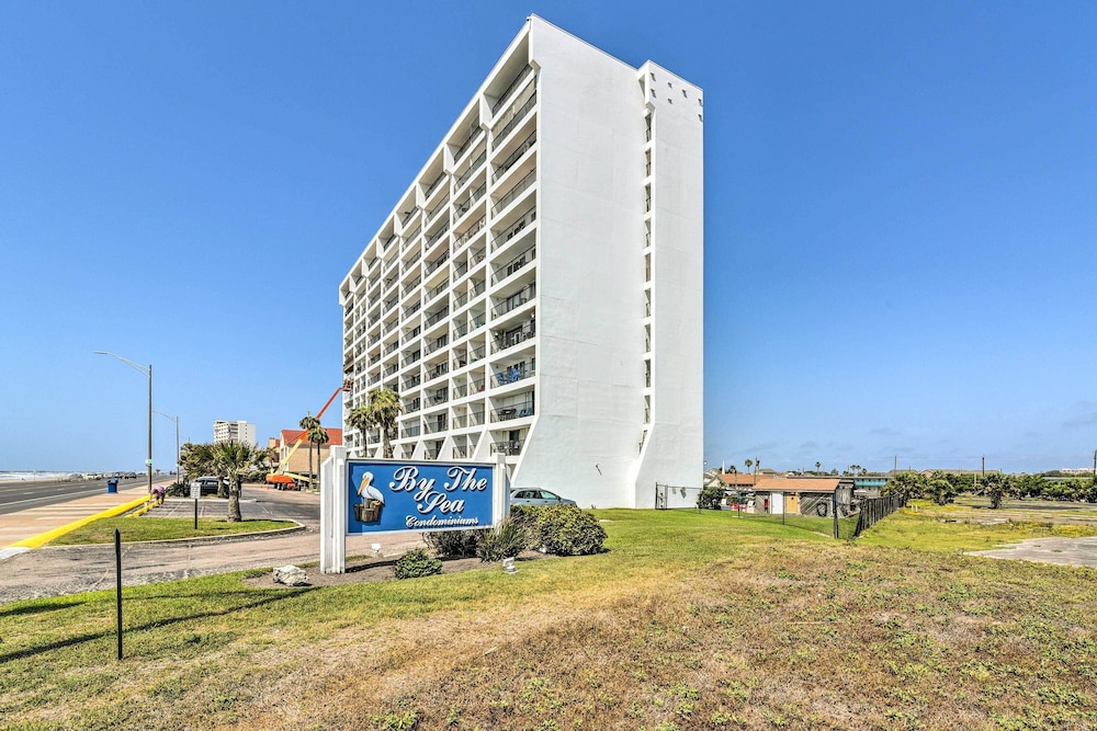 Galveston Oceanfront Condo w/ Balcony + View!