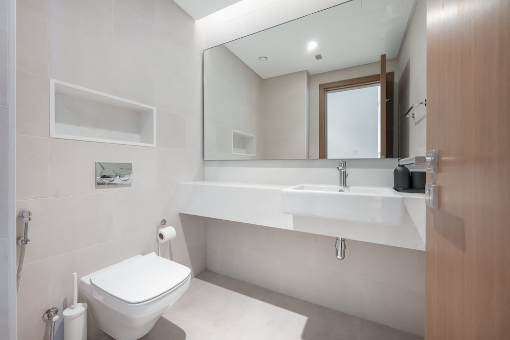 Elegant Relaxing 3-bedroom Apartment in Perfect Location at Canal Front 6