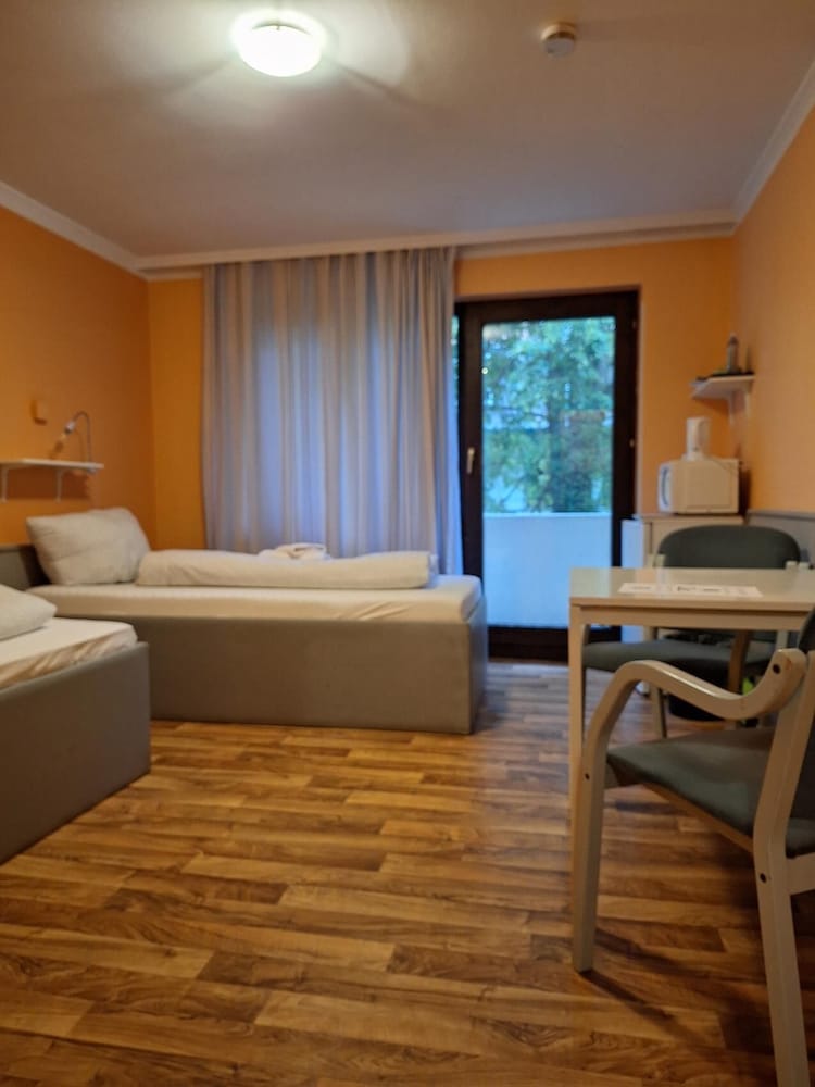2-Rent Group Hostel Rooms AUB162