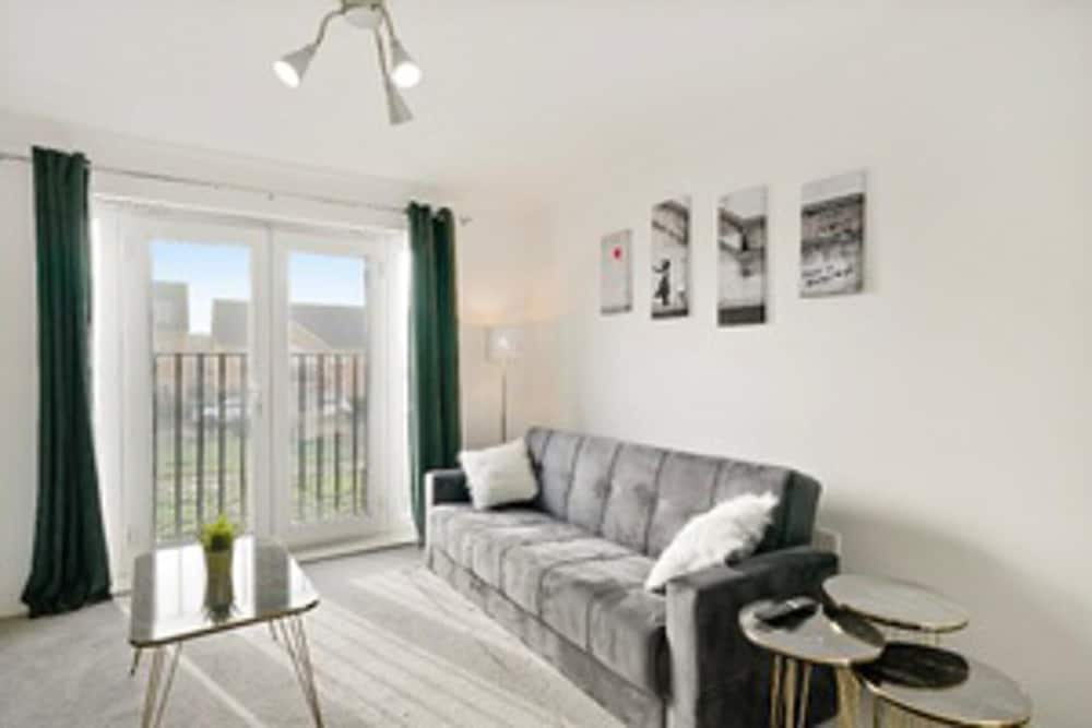 Stylish 2 bed Apt - Free Parking