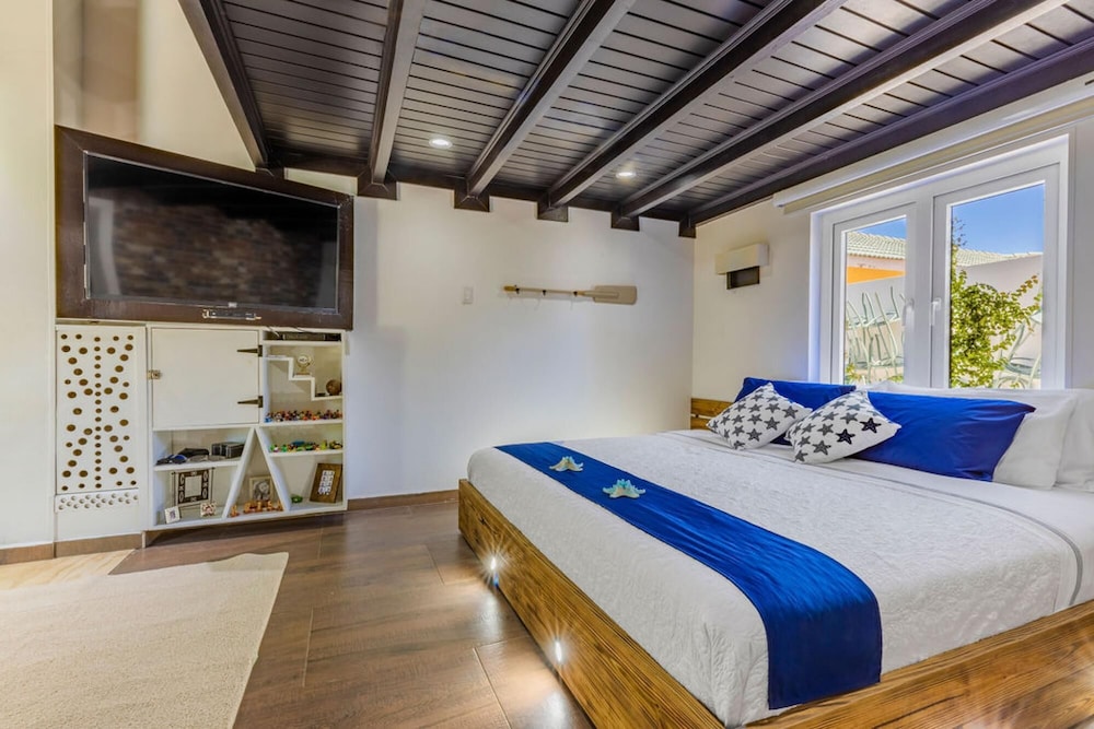 Private Retreat w 5 BR Spa Pool Jacuzzi