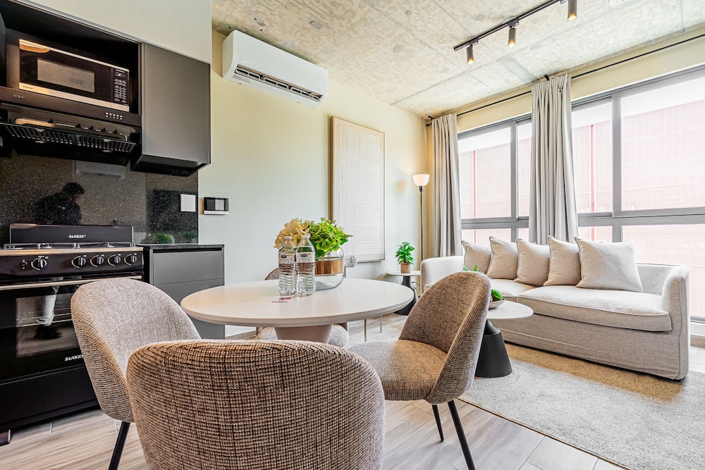 w Splendid 1BR in the Heart of Centriqo