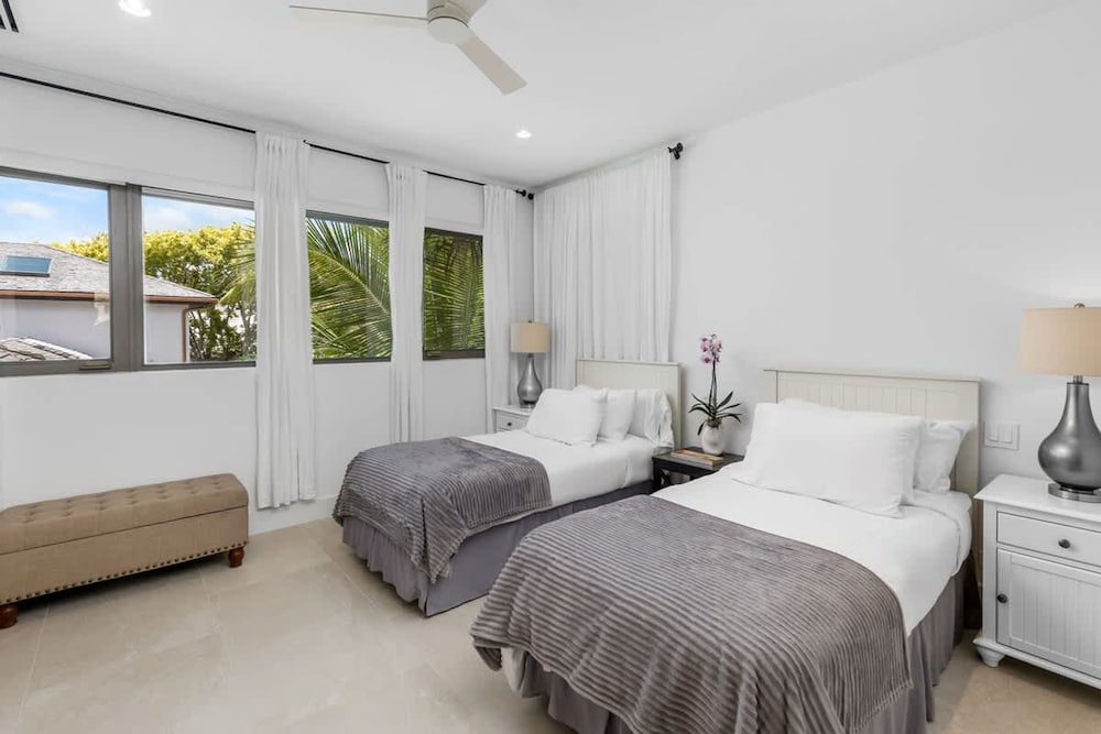 Newly Renovated Notos Cove Villa Property