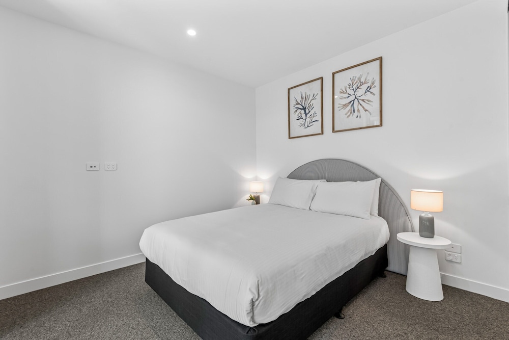 Elegant 1-bed by Shops With Rooftop Swimming Pool