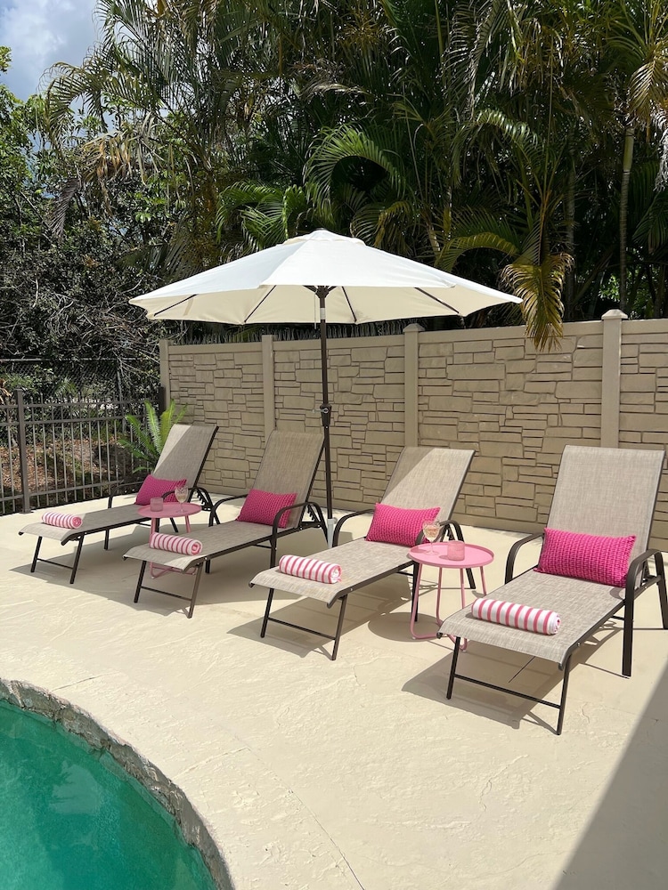 Naples Henrie Hideaway - Private Pool, Pet Friendly 12 Mins From Beach & Downtown 3 Bedroom Home