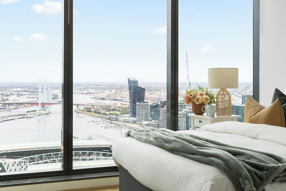 A Cozy 2BR Apt With Harbour Views, Free Parking