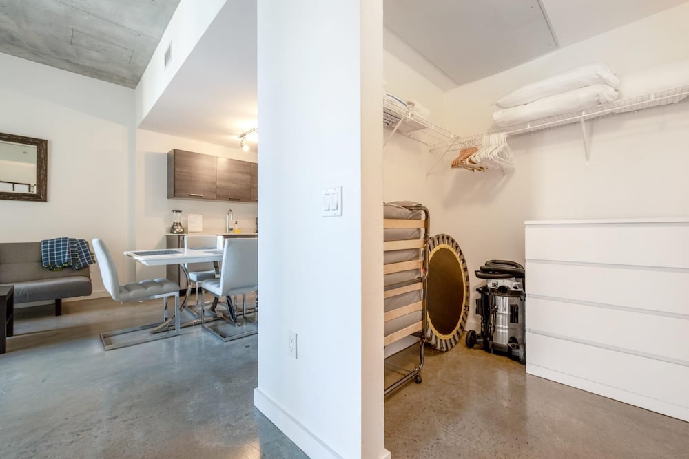 Cozy Downtown Pad- Luxe Rooftop Pool gym and More