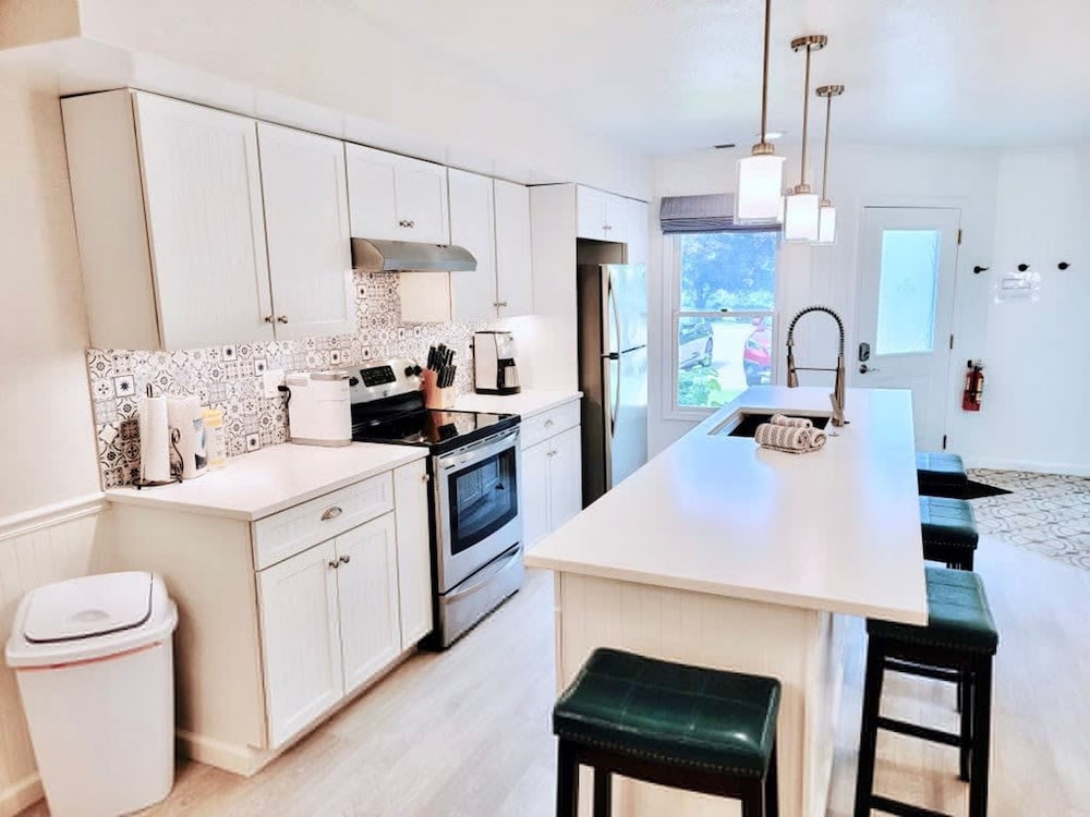 Charming Bayview - Downtown Condo With Pool