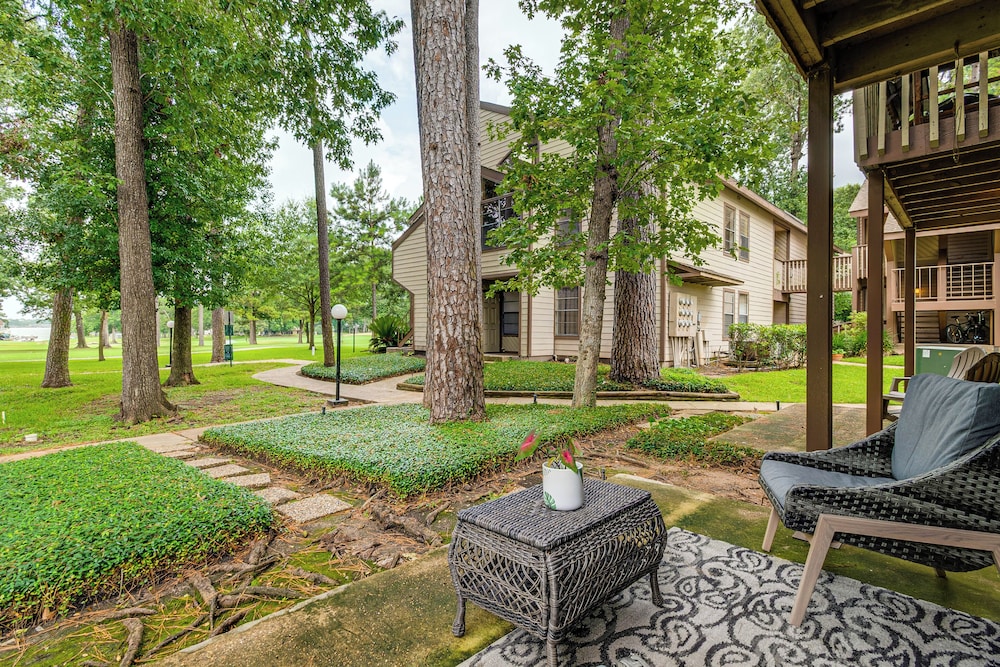 Walk to Lake Conroe - Condo w/ Community Perks!