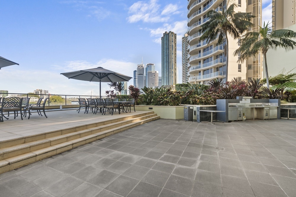 Stylish Brisbane City Stay With Bbq, Pool & Gym