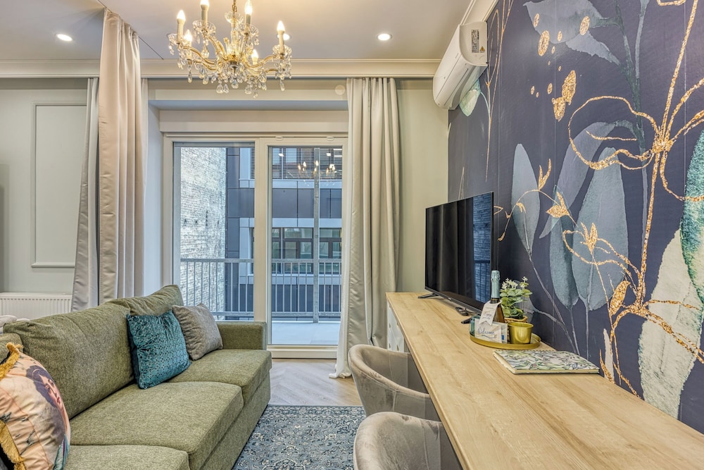 Boutique Downtown Studio with Balcony 1
