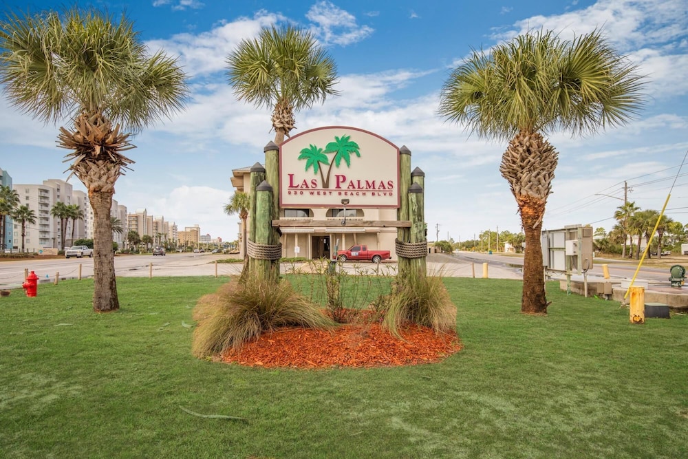 Splendid Condo Walk to Beach Outdoor Pool view 2