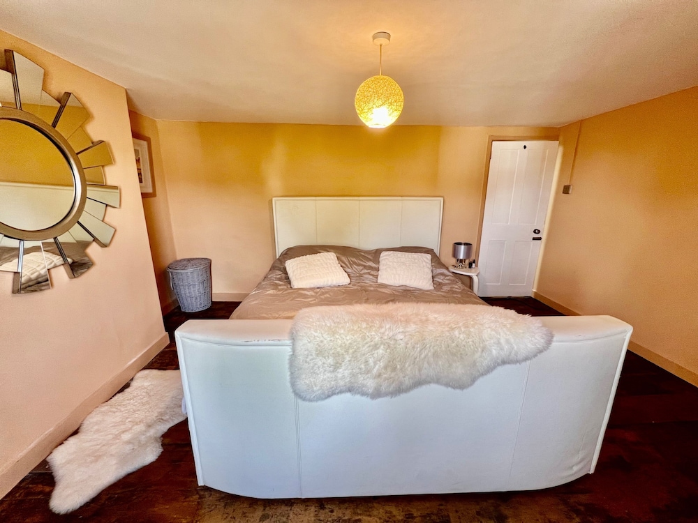 Housesleeps7-parking-garden-fireplace-beachnearby