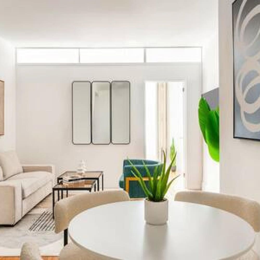 444-2e Modern 2BR Hell s Kitchen