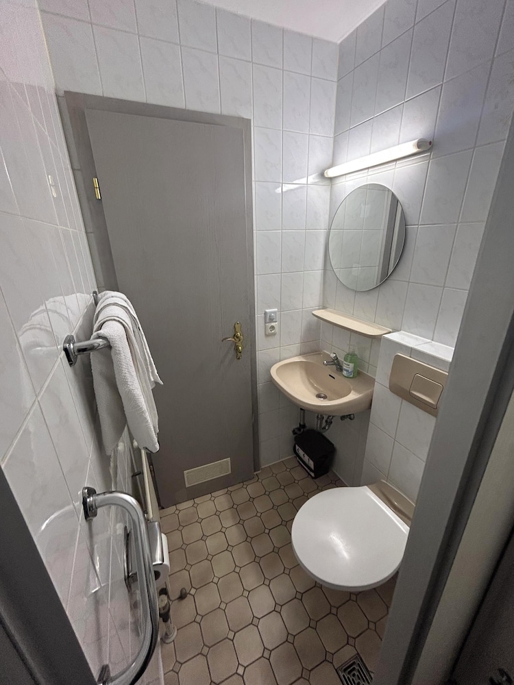 2-Rent Group Hostel Rooms AUB162