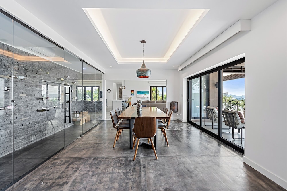 Luxury 5BR Oceanview Villa with Infinity Pool, King Beds, and Sunset Views Over Playa Prieta