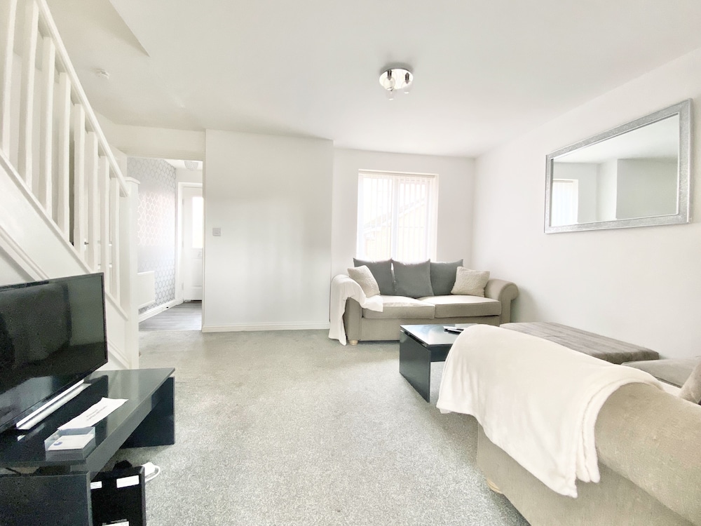 Ammaculate 3 Bedroom Property Near Caltic Manor view 2