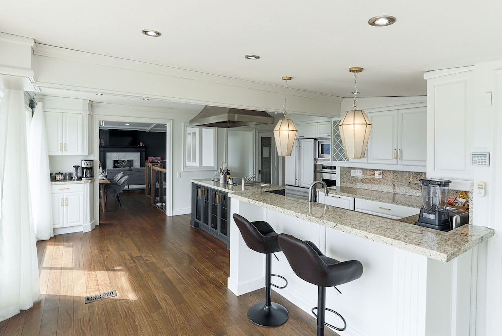 Stunning Views of the Okanagan Lake - Image 4