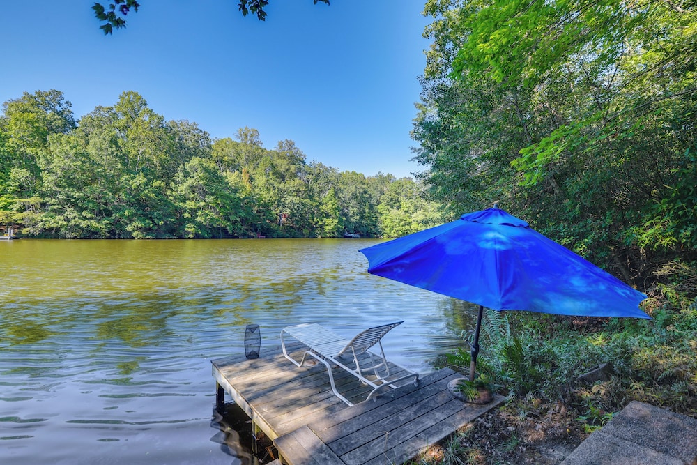 Lakefront Log Cabin Retreat w/ Hot tub + Kayaks!