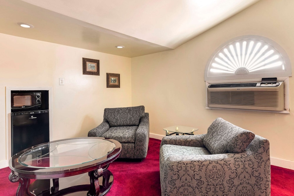Wichita Falls Vacations - Econo Lodge Wichita Falls Downtown - Property Image 5