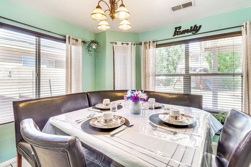 11 Mi to River of Lights: Family Home w/ Yard