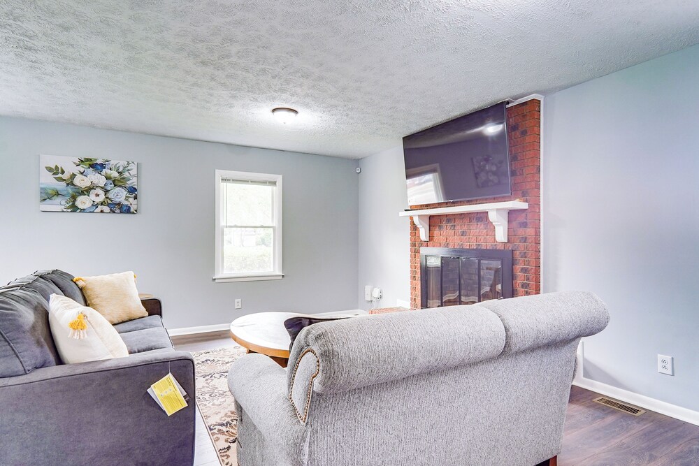 5 Mi to Dtwn: Family-friendly Fayetteville Home!