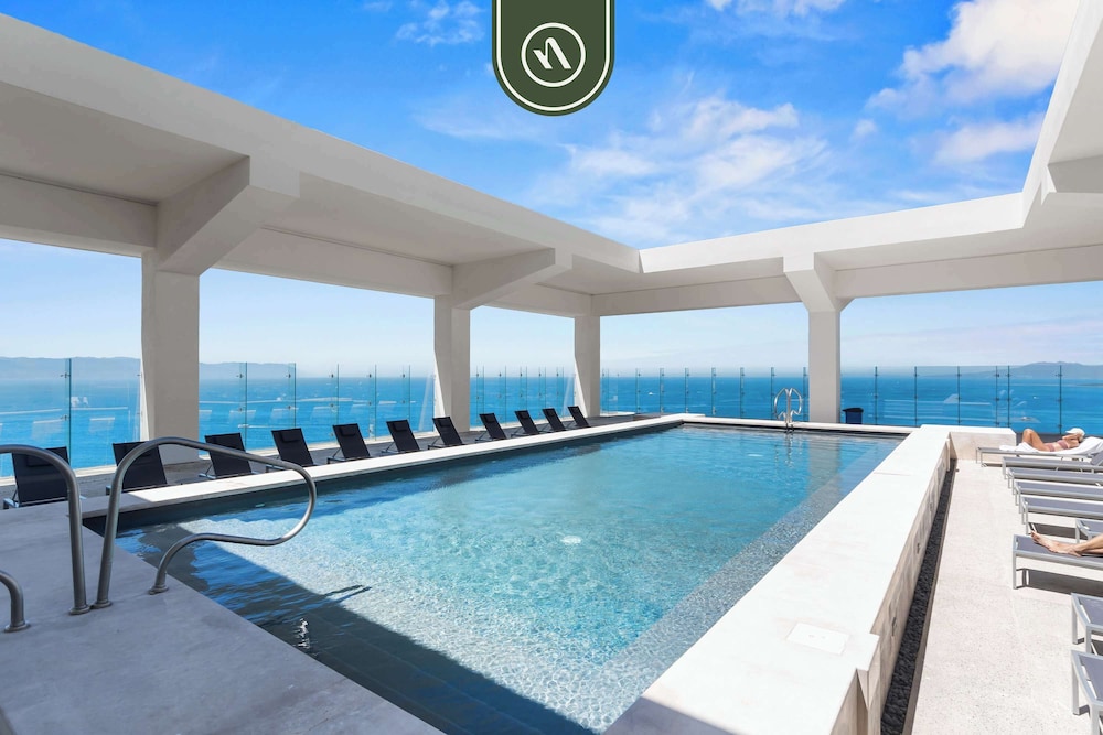 Elegant 1 BR Condo - Beachfront - Pools - King